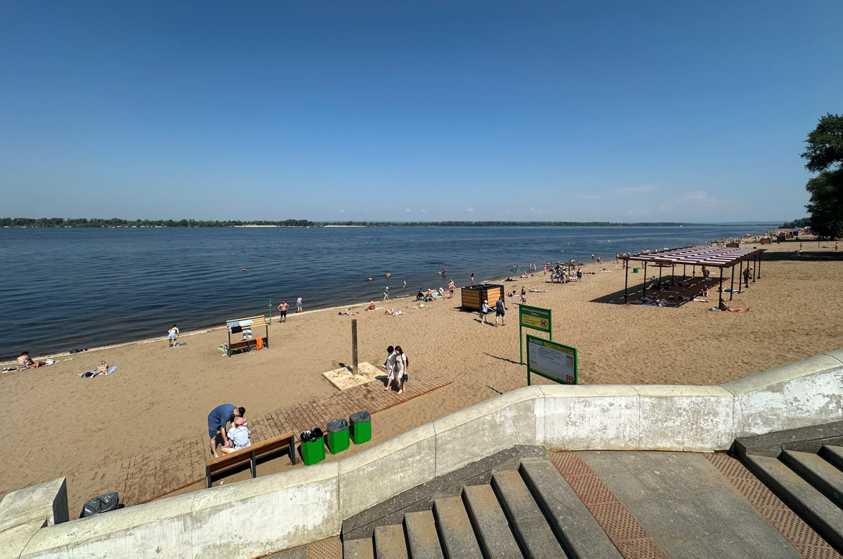 Самара — курортный городок, притаившийся на левом берегу Волги где-то в юго-восточной части России. Обсудим, где рассмотреть бывший Куйбышев с высоты птичьего полета, чем удивительна местная набережная и почему в советское время там с придыханием ждали Сталина.