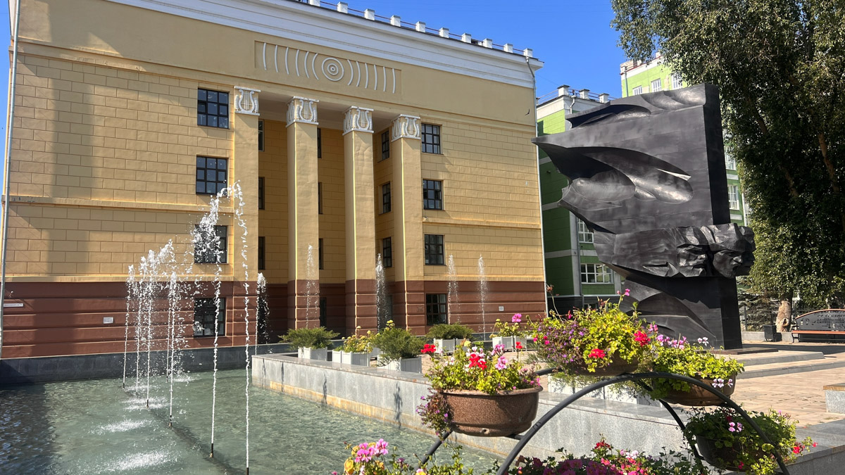 Самара — курортный городок, притаившийся на левом берегу Волги где-то в юго-восточной части России. Обсудим, где рассмотреть бывший Куйбышев с высоты птичьего полета, чем удивительна местная набережная и почему в советское время там с придыханием ждали Сталина.