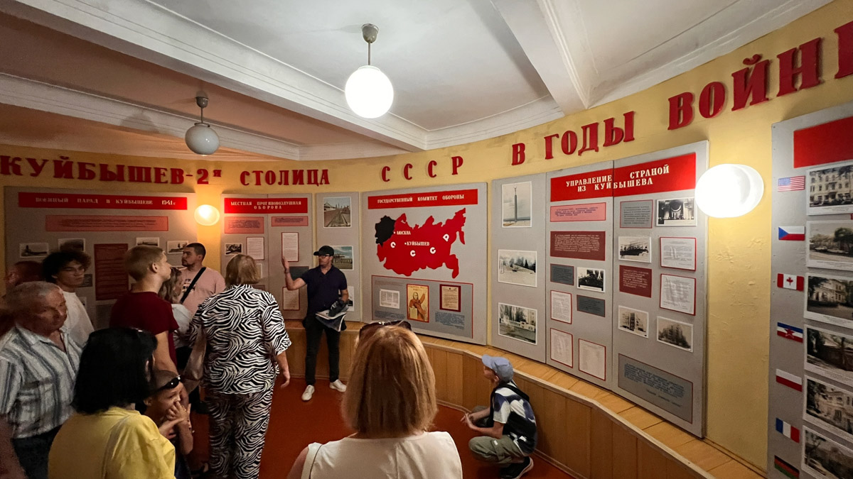 Самара — курортный городок, притаившийся на левом берегу Волги где-то в юго-восточной части России. Обсудим, где рассмотреть бывший Куйбышев с высоты птичьего полета, чем удивительна местная набережная и почему в советское время там с придыханием ждали Сталина.