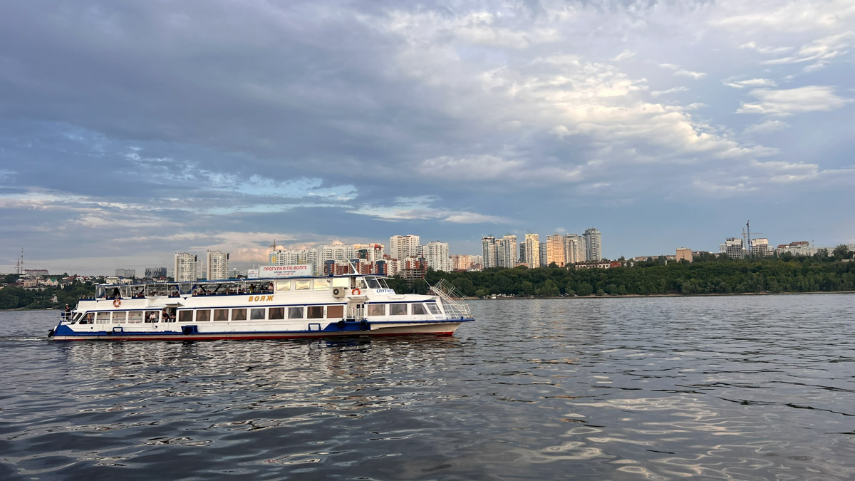 Самара — курортный городок, притаившийся на левом берегу Волги где-то в юго-восточной части России. Обсудим, где рассмотреть бывший Куйбышев с высоты птичьего полета, чем удивительна местная набережная и почему в советское время там с придыханием ждали Сталина.