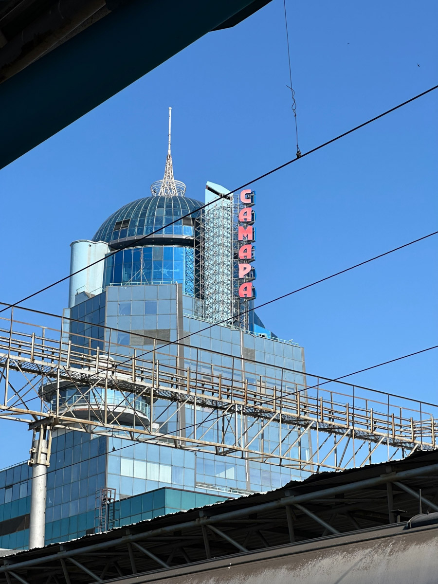 Самара — курортный городок, притаившийся на левом берегу Волги где-то в юго-восточной части России. Обсудим, где рассмотреть бывший Куйбышев с высоты птичьего полета, чем удивительна местная набережная и почему в советское время там с придыханием ждали Сталина.