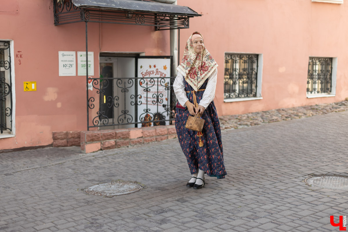 Марине Шалашовой не привыкать красоваться в народном. Она занимается реконструкцией более 10 лет. Однажды она увидела тег #хожувнародном и в очередной раз убедилась, что фольклор в моде! Девушка решила поддержать тренд и прогулялась по центральным улицам в костюмах из прошлого. Компанию ей составил «Ключ-Медиа», который только и успевал ловить удивленные взгляды.