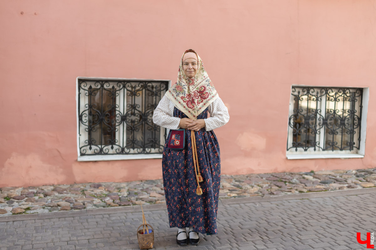 Марине Шалашовой не привыкать красоваться в народном. Она занимается реконструкцией более 10 лет. Однажды она увидела тег #хожувнародном и в очередной раз убедилась, что фольклор в моде! Девушка решила поддержать тренд и прогулялась по центральным улицам в костюмах из прошлого. Компанию ей составил «Ключ-Медиа», который только и успевал ловить удивленные взгляды.