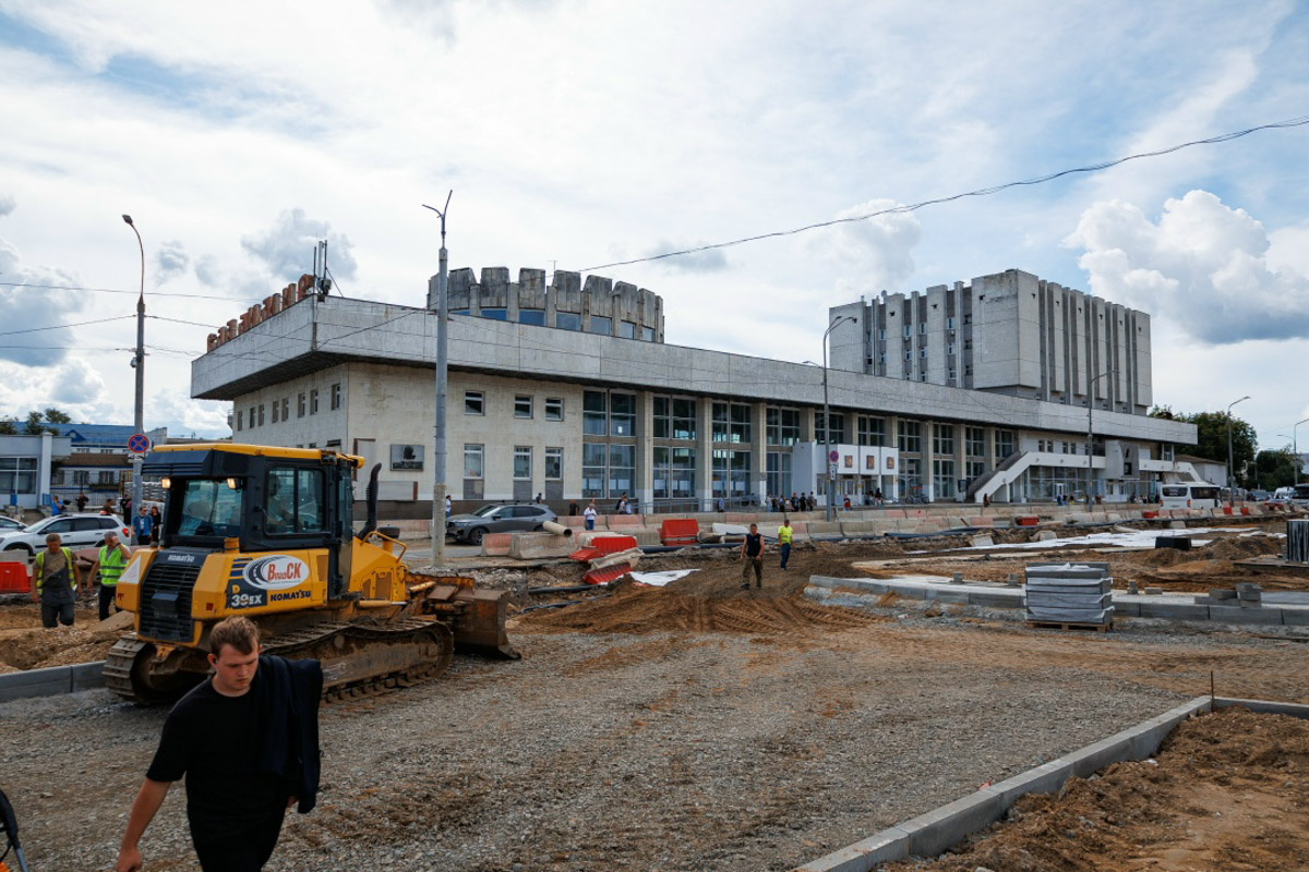 Наш город всячески старается повышать свою привлекательность. К примеру, подготовка к предстоящему юбилею Золотого кольца проводится в колоссальных масштабах. Но именно это и является камнем преткновения, о который споткнулись приезжие в 2026-м. Глобальный ремонт дорог и зданий явно смутил туристов. Каким запомнился гостям Владимир в этом году, выяснил «Ключ-Медиа».