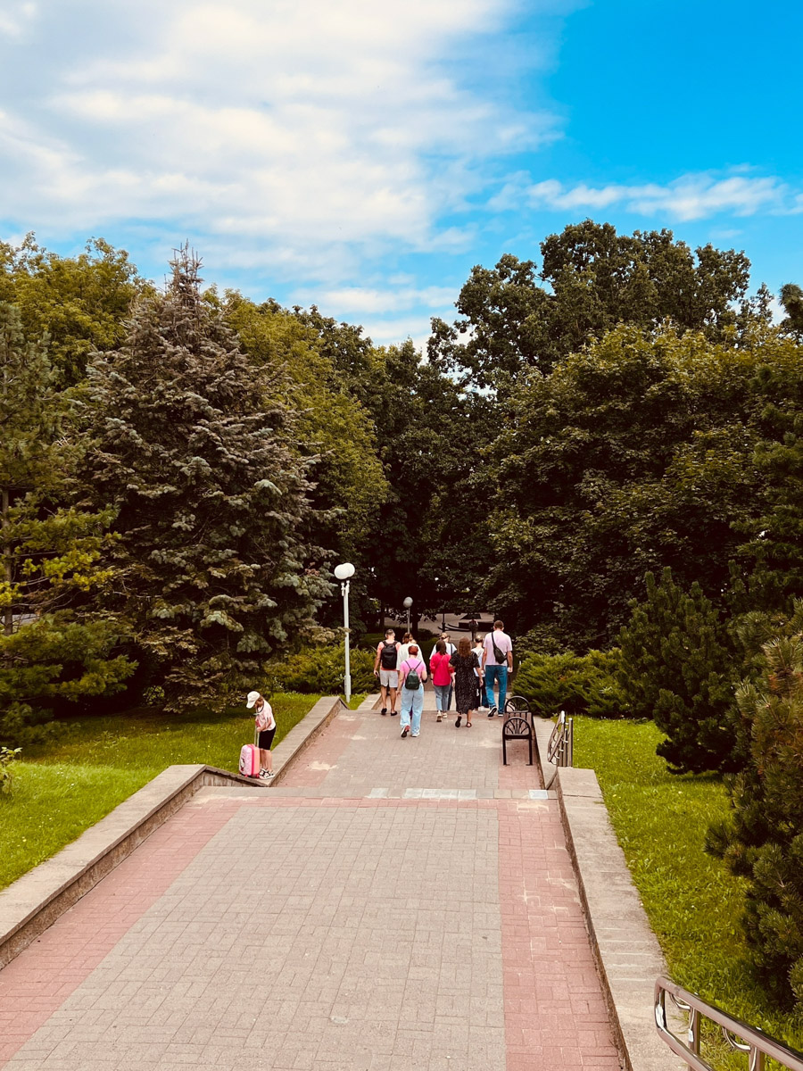 Из Москвы в Минск за три часа? Легко! Скоро Россия и Беларусь построят новую высокоскоростную магистраль, а пока дорога в соседнее государство занимает чуть больше, чем одна ночь. Впрочем, нам это никак не мешает гонять туда на выходные вот уже два года подряд. Ловите честный отзыв о местных ценах, повсеместной чистоте, грандиозных проспектах, галерее под открытым небом на Октябрьской улице и пронзительной атмосфере мемориала «Хатынь».