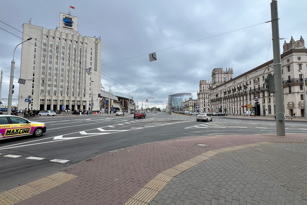 Из Москвы в Минск за три часа? Легко! Скоро Россия и Беларусь построят новую высокоскоростную магистраль, а пока дорога в соседнее государство занимает чуть больше, чем одна ночь. Впрочем, нам это никак не мешает гонять туда на выходные вот уже два года подряд. Ловите честный отзыв о местных ценах, повсеместной чистоте, грандиозных проспектах, галерее под открытым небом на Октябрьской улице и пронзительной атмосфере мемориала «Хатынь».
