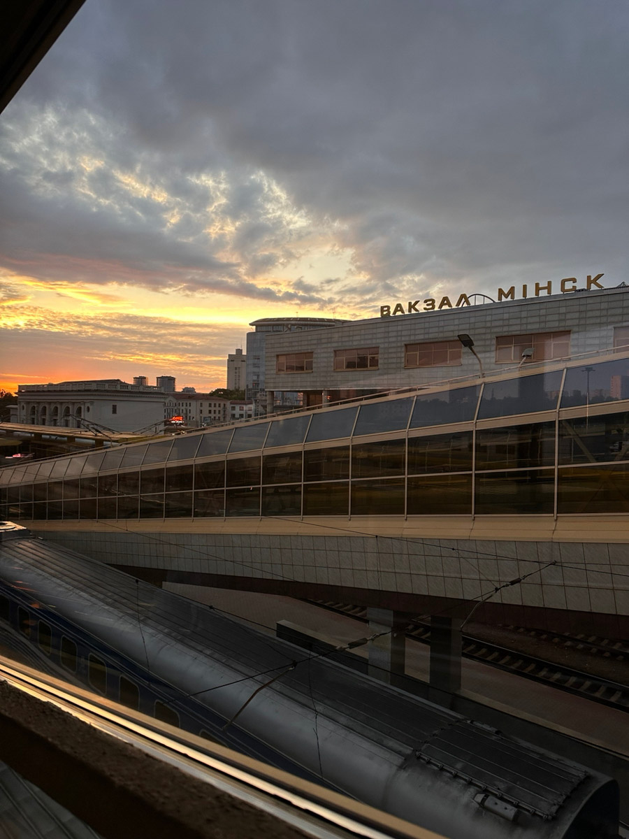 Из Москвы в Минск за три часа? Легко! Скоро Россия и Беларусь построят новую высокоскоростную магистраль, а пока дорога в соседнее государство занимает чуть больше, чем одна ночь. Впрочем, нам это никак не мешает гонять туда на выходные вот уже два года подряд. Ловите честный отзыв о местных ценах, повсеместной чистоте, грандиозных проспектах, галерее под открытым небом на Октябрьской улице и пронзительной атмосфере мемориала «Хатынь».