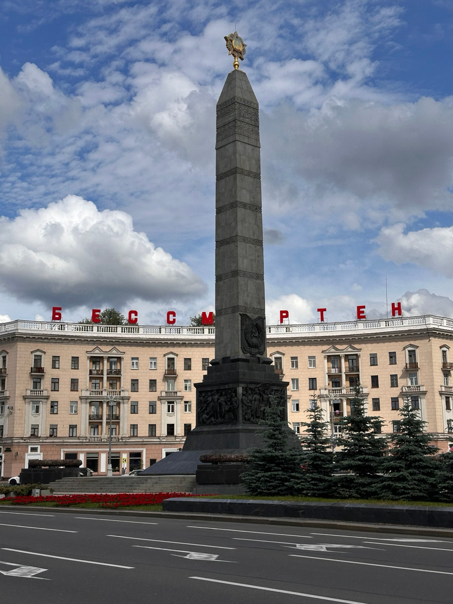 Из Москвы в Минск за три часа? Легко! Скоро Россия и Беларусь построят новую высокоскоростную магистраль, а пока дорога в соседнее государство занимает чуть больше, чем одна ночь. Впрочем, нам это никак не мешает гонять туда на выходные вот уже два года подряд. Ловите честный отзыв о местных ценах, повсеместной чистоте, грандиозных проспектах, галерее под открытым небом на Октябрьской улице и пронзительной атмосфере мемориала «Хатынь».