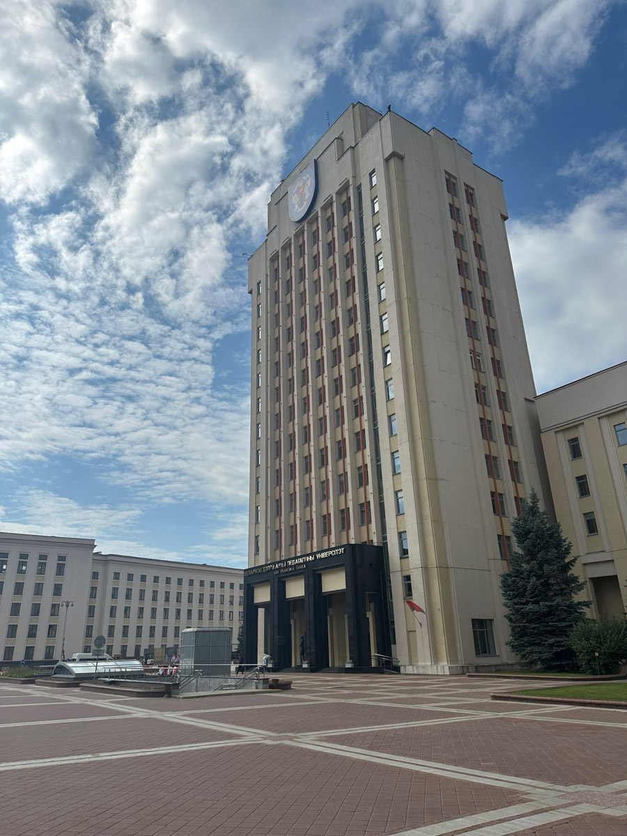 Из Москвы в Минск за три часа? Легко! Скоро Россия и Беларусь построят новую высокоскоростную магистраль, а пока дорога в соседнее государство занимает чуть больше, чем одна ночь. Впрочем, нам это никак не мешает гонять туда на выходные вот уже два года подряд. Ловите честный отзыв о местных ценах, повсеместной чистоте, грандиозных проспектах, галерее под открытым небом на Октябрьской улице и пронзительной атмосфере мемориала «Хатынь».