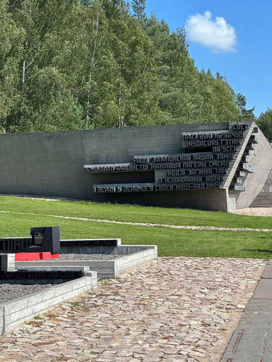 Из Москвы в Минск за три часа? Легко! Скоро Россия и Беларусь построят новую высокоскоростную магистраль, а пока дорога в соседнее государство занимает чуть больше, чем одна ночь. Впрочем, нам это никак не мешает гонять туда на выходные вот уже два года подряд. Ловите честный отзыв о местных ценах, повсеместной чистоте, грандиозных проспектах, галерее под открытым небом на Октябрьской улице и пронзительной атмосфере мемориала «Хатынь».