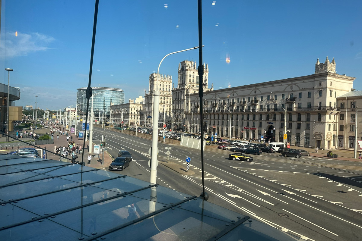 Из Москвы в Минск за три часа? Легко! Скоро Россия и Беларусь построят новую высокоскоростную магистраль, а пока дорога в соседнее государство занимает чуть больше, чем одна ночь. Впрочем, нам это никак не мешает гонять туда на выходные вот уже два года подряд. Ловите честный отзыв о местных ценах, повсеместной чистоте, грандиозных проспектах, галерее под открытым небом на Октябрьской улице и пронзительной атмосфере мемориала «Хатынь».