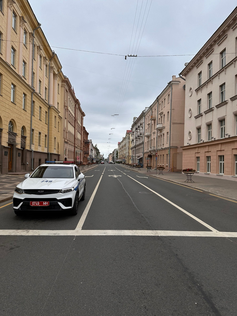 Из Москвы в Минск за три часа? Легко! Скоро Россия и Беларусь построят новую высокоскоростную магистраль, а пока дорога в соседнее государство занимает чуть больше, чем одна ночь. Впрочем, нам это никак не мешает гонять туда на выходные вот уже два года подряд. Ловите честный отзыв о местных ценах, повсеместной чистоте, грандиозных проспектах, галерее под открытым небом на Октябрьской улице и пронзительной атмосфере мемориала «Хатынь».