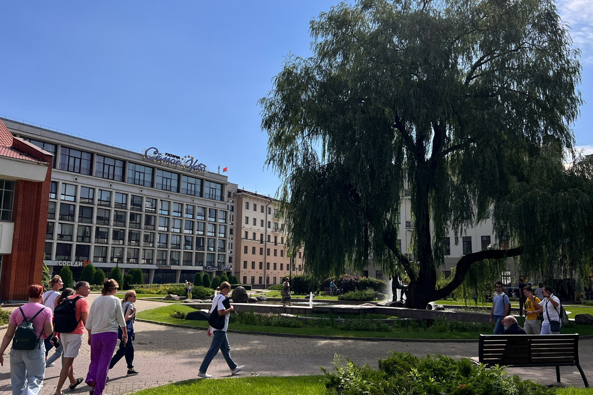 Из Москвы в Минск за три часа? Легко! Скоро Россия и Беларусь построят новую высокоскоростную магистраль, а пока дорога в соседнее государство занимает чуть больше, чем одна ночь. Впрочем, нам это никак не мешает гонять туда на выходные вот уже два года подряд. Ловите честный отзыв о местных ценах, повсеместной чистоте, грандиозных проспектах, галерее под открытым небом на Октябрьской улице и пронзительной атмосфере мемориала «Хатынь».