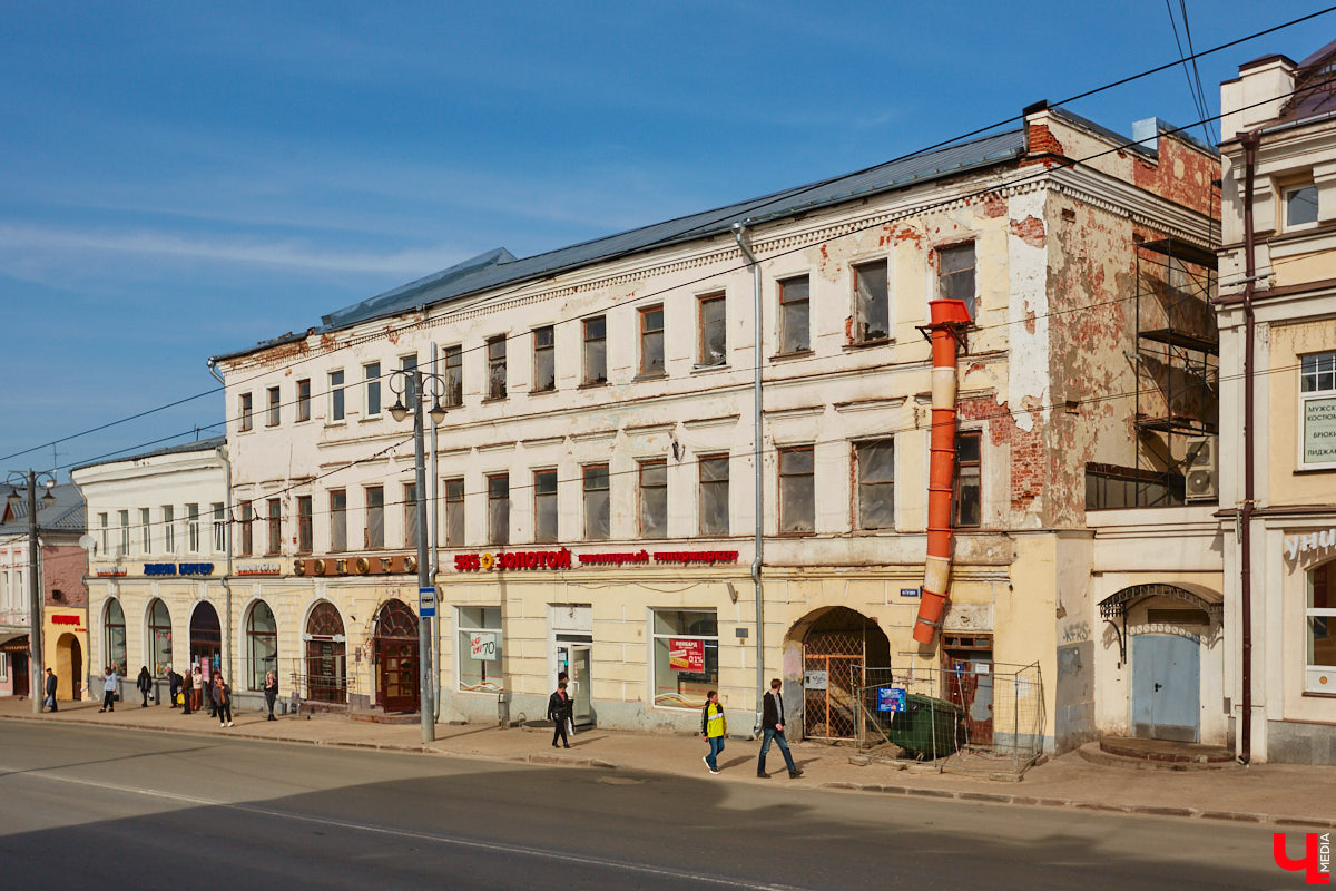 Дом № 2 на улице Гагарина, признанный объектом культурного наследия регионального значения, наконец-то дождался реставрации. Вскоре постройку, вид которой потрепан жизнью, скроют от глаз туристов и местных жителей за защитной сеткой, чтобы капитально навести там марафет. «Ключ-Медиа» узнал, что именно ждет здание и в какие сроки.