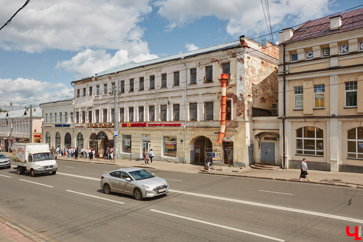 Дом № 2 на улице Гагарина, признанный объектом культурного наследия регионального значения, наконец-то дождался реставрации. Вскоре постройку, вид которой потрепан жизнью, скроют от глаз туристов и местных жителей за защитной сеткой, чтобы капитально навести там марафет. «Ключ-Медиа» узнал, что именно ждет здание и в какие сроки.