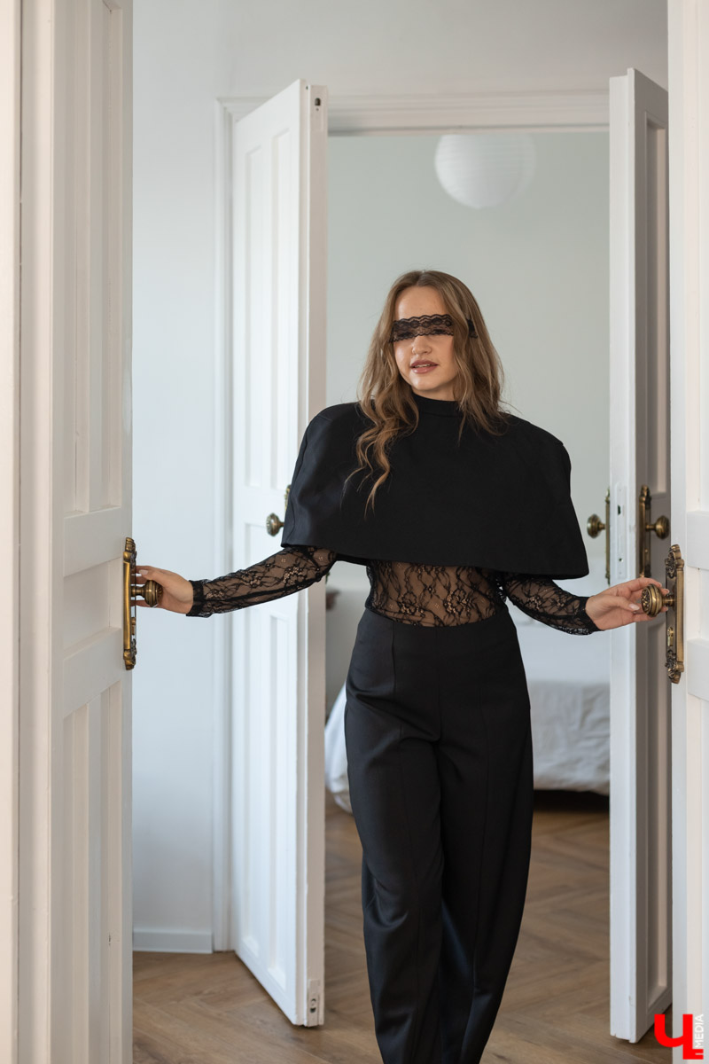 После нескольких лет, проведенных под эгидой тренда clean girl, девушки, как видно, соскучились по ярким эмоциям. Именно поэтому, по мнению стилиста Веры Поповиченко, в 2026-м в моде снова драма, сентиментальность и одежда, вызывающая неподдельные эмоции. И кружевные повязки на глаза, пожалуй, самый горячий хит сезона.