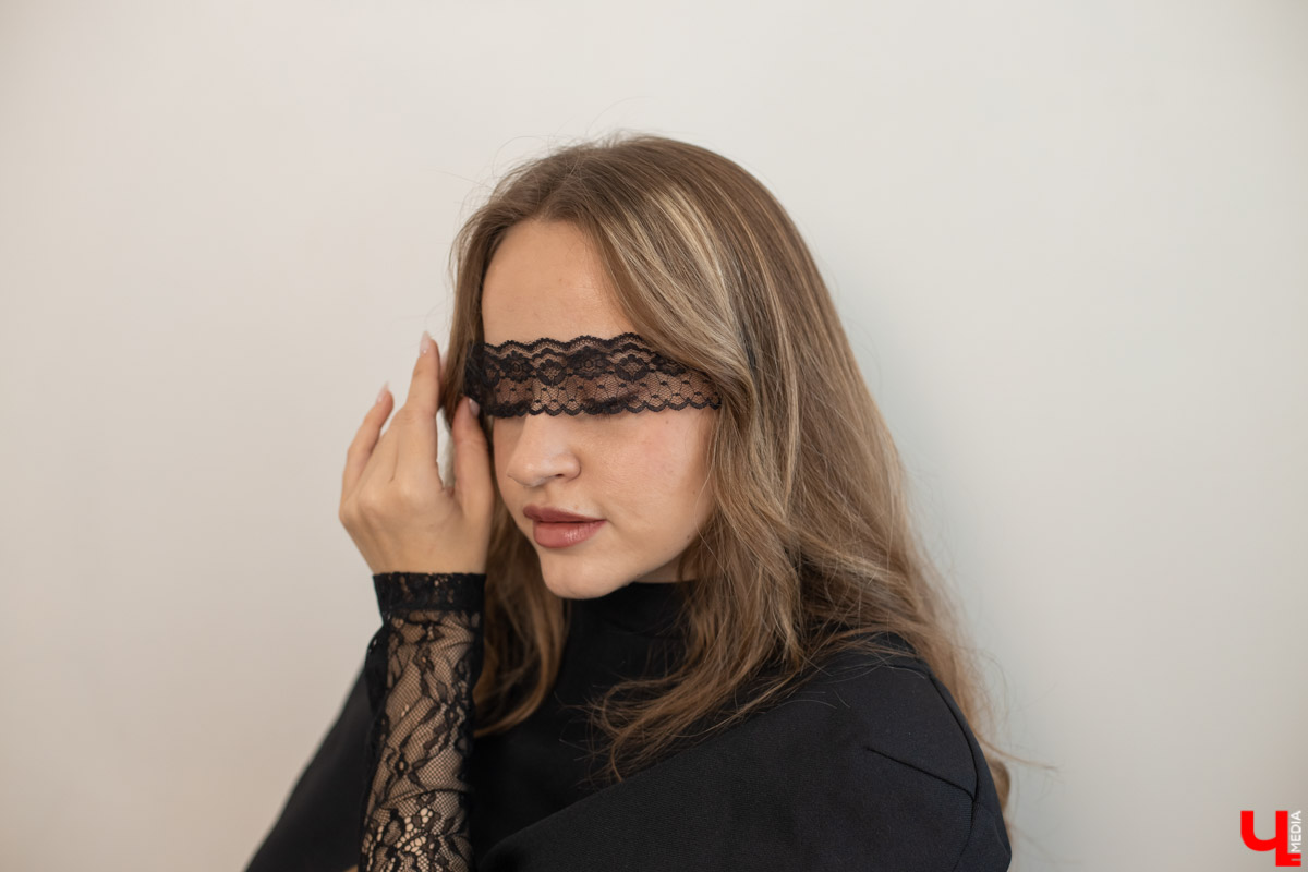 После нескольких лет, проведенных под эгидой тренда clean girl, девушки, как видно, соскучились по ярким эмоциям. Именно поэтому, по мнению стилиста Веры Поповиченко, в 2026-м в моде снова драма, сентиментальность и одежда, вызывающая неподдельные эмоции. И кружевные повязки на глаза, пожалуй, самый горячий хит сезона.
