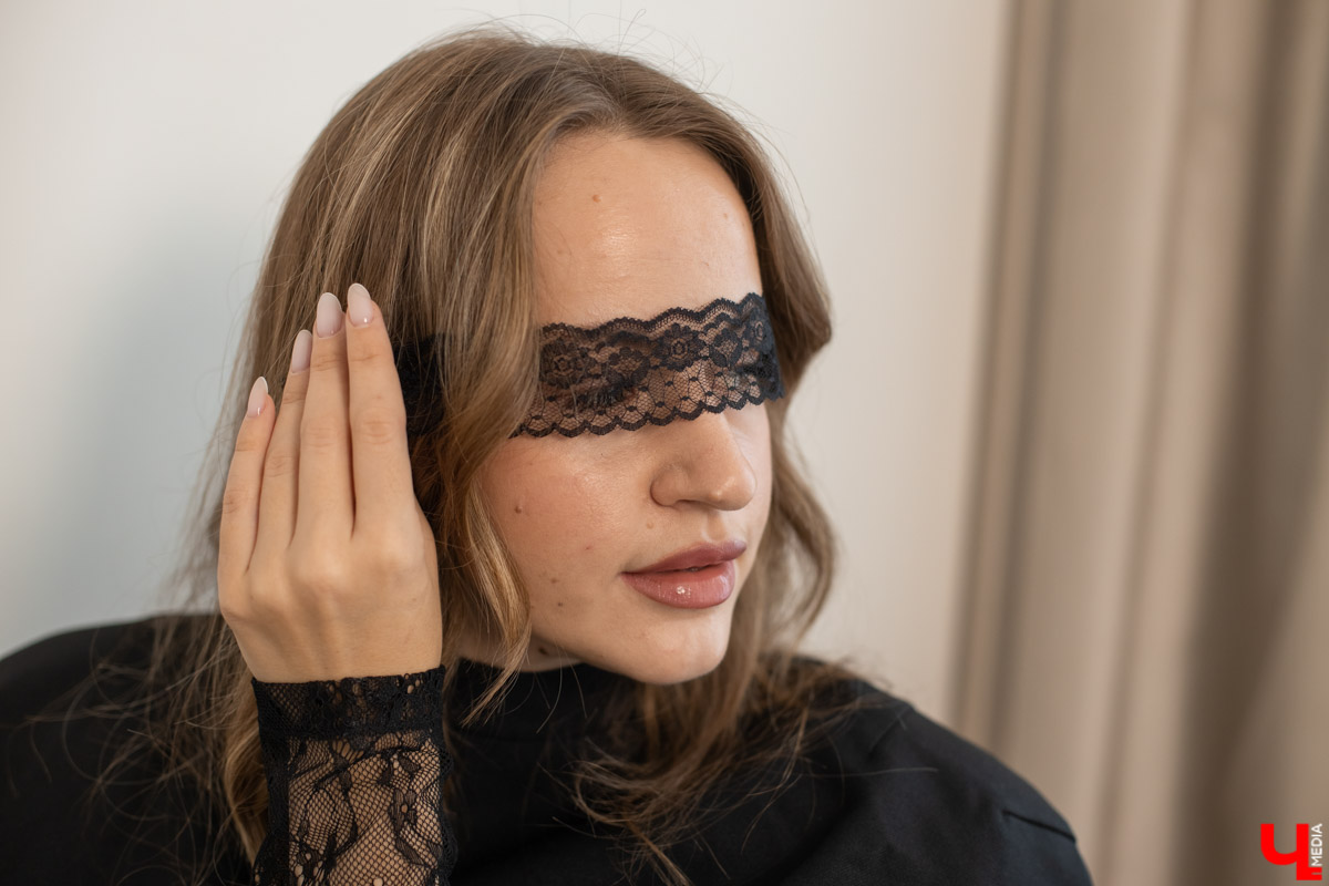 После нескольких лет, проведенных под эгидой тренда clean girl, девушки, как видно, соскучились по ярким эмоциям. Именно поэтому, по мнению стилиста Веры Поповиченко, в 2026-м в моде снова драма, сентиментальность и одежда, вызывающая неподдельные эмоции. И кружевные повязки на глаза, пожалуй, самый горячий хит сезона.