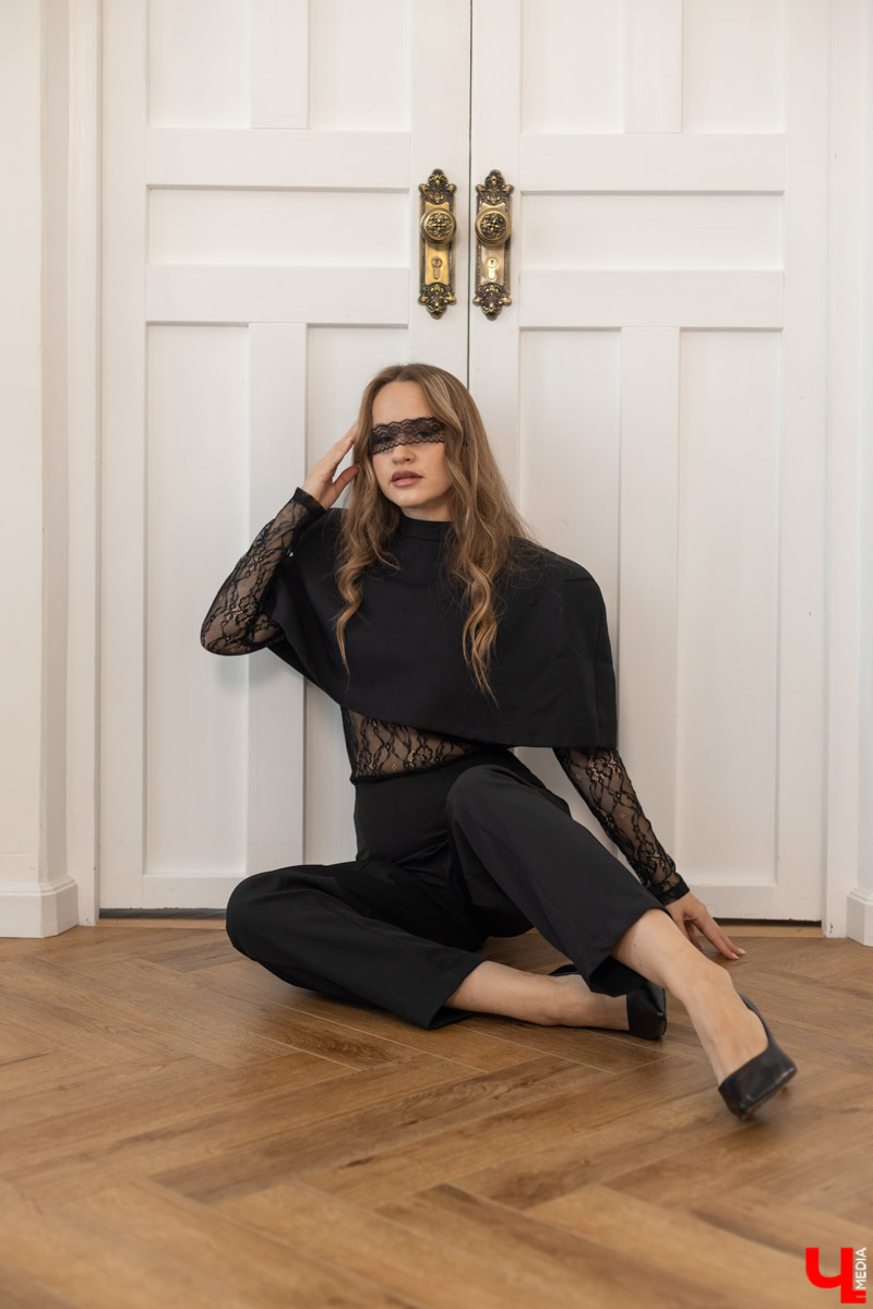 После нескольких лет, проведенных под эгидой тренда clean girl, девушки, как видно, соскучились по ярким эмоциям. Именно поэтому, по мнению стилиста Веры Поповиченко, в 2026-м в моде снова драма, сентиментальность и одежда, вызывающая неподдельные эмоции. И кружевные повязки на глаза, пожалуй, самый горячий хит сезона.