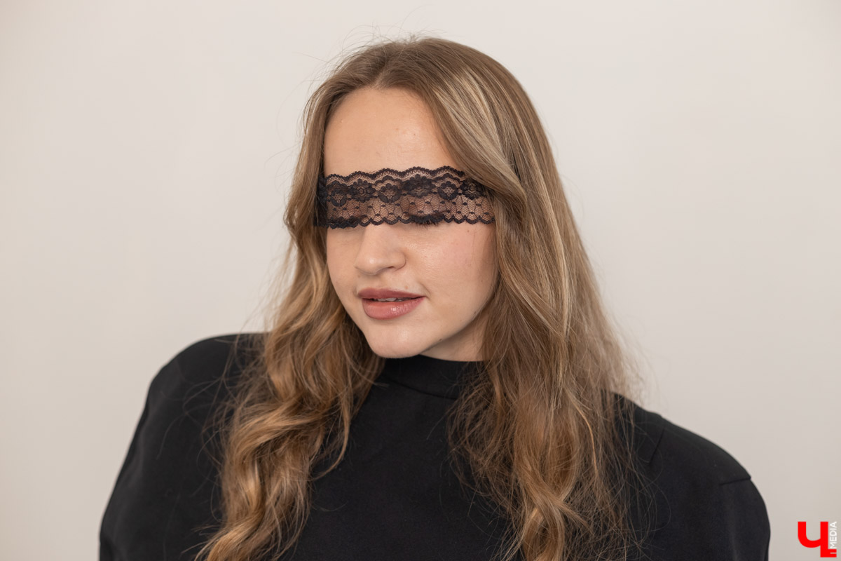 После нескольких лет, проведенных под эгидой тренда clean girl, девушки, как видно, соскучились по ярким эмоциям. Именно поэтому, по мнению стилиста Веры Поповиченко, в 2026-м в моде снова драма, сентиментальность и одежда, вызывающая неподдельные эмоции. И кружевные повязки на глаза, пожалуй, самый горячий хит сезона.