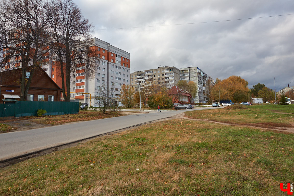 Села Красное и Доброе присоединились к Владимиру 76 лет назад. Это дало городу дополнительные 60 гектаров пространства, на которых выросли дома, поликлиники и больницы, швейная фабрика и многое другое. В наши дни это развитый и преображающийся район. Почему он стал так не похож на типичный «спальник» и как обновляется местная среда?