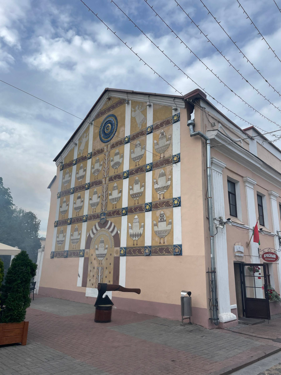 Гродно часто называют самым уютным и «европейским» местом Беларуси. История тут буквально на каждом углу! Именно здесь теперь пробует найти свое место под солнцем дизайнер из Владимира Карина Руфова. Она решилась на переезд в этот королевский город и рассказала «Ключ-Медиа» об изнанке жизни в соседней стране. Поговорили о ценах, работе и, конечно, белорусской вежливости.