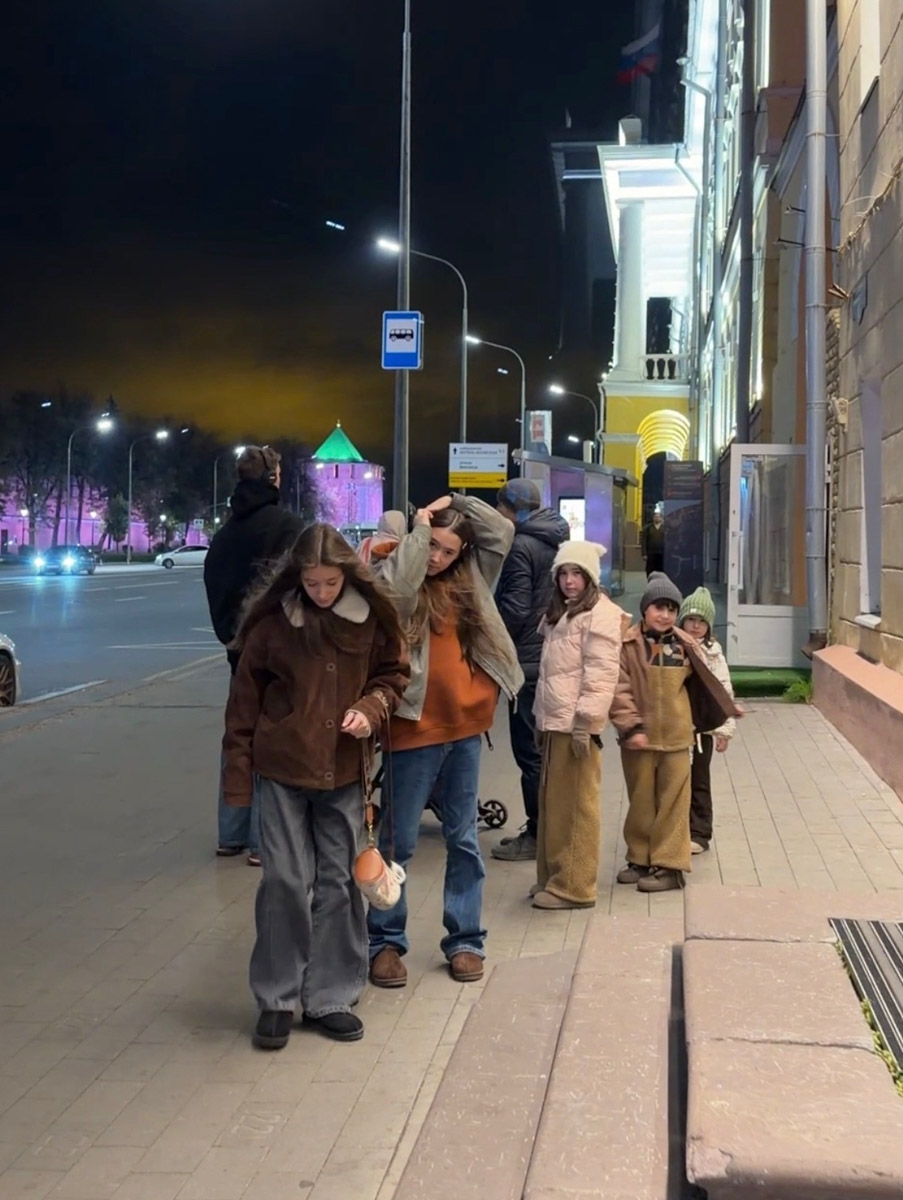 Хрупкая девушка с застенчивой улыбкой или наивная разведенка с прицепом из шести детей, как сказали бы хейтеры. Любовь Строгонова к своим 30 годам успела многое понять о смысле бытия, отношениях и о том, что значит чувствовать себя живой. Став мамой в семнадцать и прожив 12 лет в браке с абьюзером, сейчас девушка хочет одного — стать счастливой.