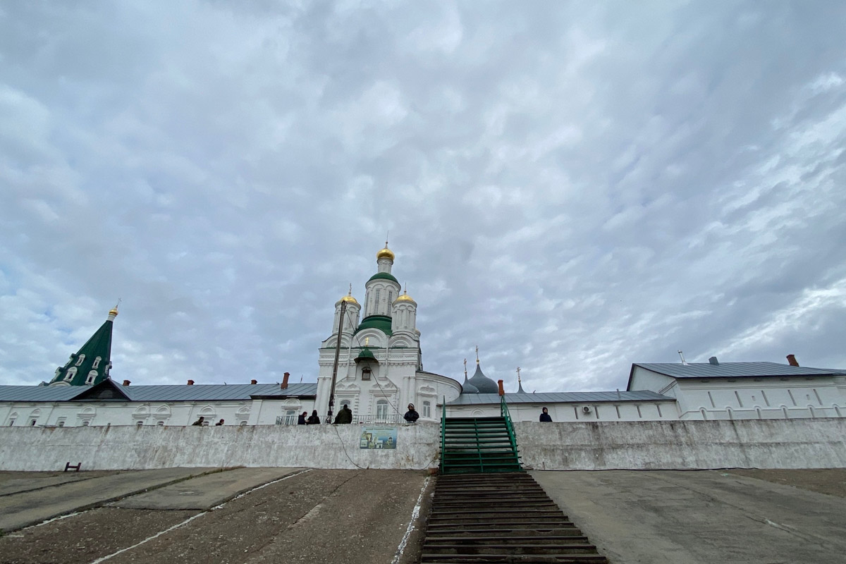 Всего в 100 километрах от Нижнего Новгорода находится чудесный Макарьевский Желтоводский монастырь. Лет триста назад под его стенами шумела знаменитая ярмарка. Сегодня, если плыть по Волге, можно наблюдать, как обитель, словно сказочный Китеж-град, будто вырастает из водной глади. А вот зачем туда приезжала сама Анджелина Джоли и как удобнее добираться до этой необычной локации из Владимира? Расскажем в репортаже «Ключ-Медиа». 