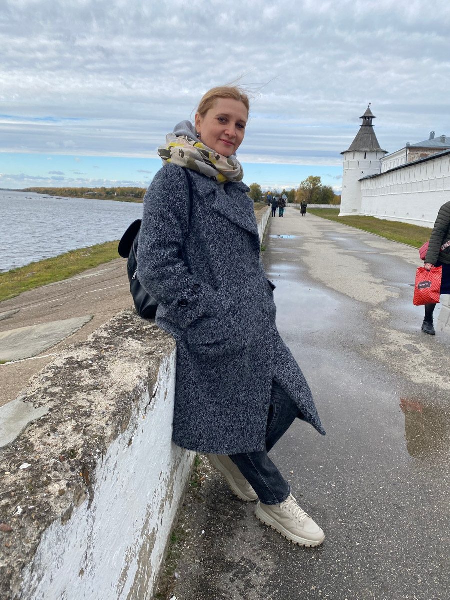 Всего в 100 километрах от Нижнего Новгорода находится чудесный Макарьевский Желтоводский монастырь. Лет триста назад под его стенами шумела знаменитая ярмарка. Сегодня, если плыть по Волге, можно наблюдать, как обитель, словно сказочный Китеж-град, будто вырастает из водной глади. А вот зачем туда приезжала сама Анджелина Джоли и как удобнее добираться до этой необычной локации из Владимира? Расскажем в репортаже «Ключ-Медиа». 
