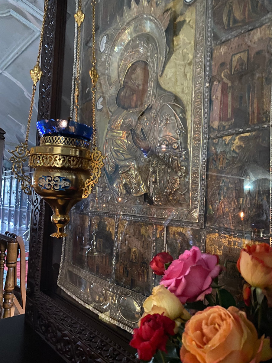 Всего в 100 километрах от Нижнего Новгорода находится чудесный Макарьевский Желтоводский монастырь. Лет триста назад под его стенами шумела знаменитая ярмарка. Сегодня, если плыть по Волге, можно наблюдать, как обитель, словно сказочный Китеж-град, будто вырастает из водной глади. А вот зачем туда приезжала сама Анджелина Джоли и как удобнее добираться до этой необычной локации из Владимира? Расскажем в репортаже «Ключ-Медиа». 