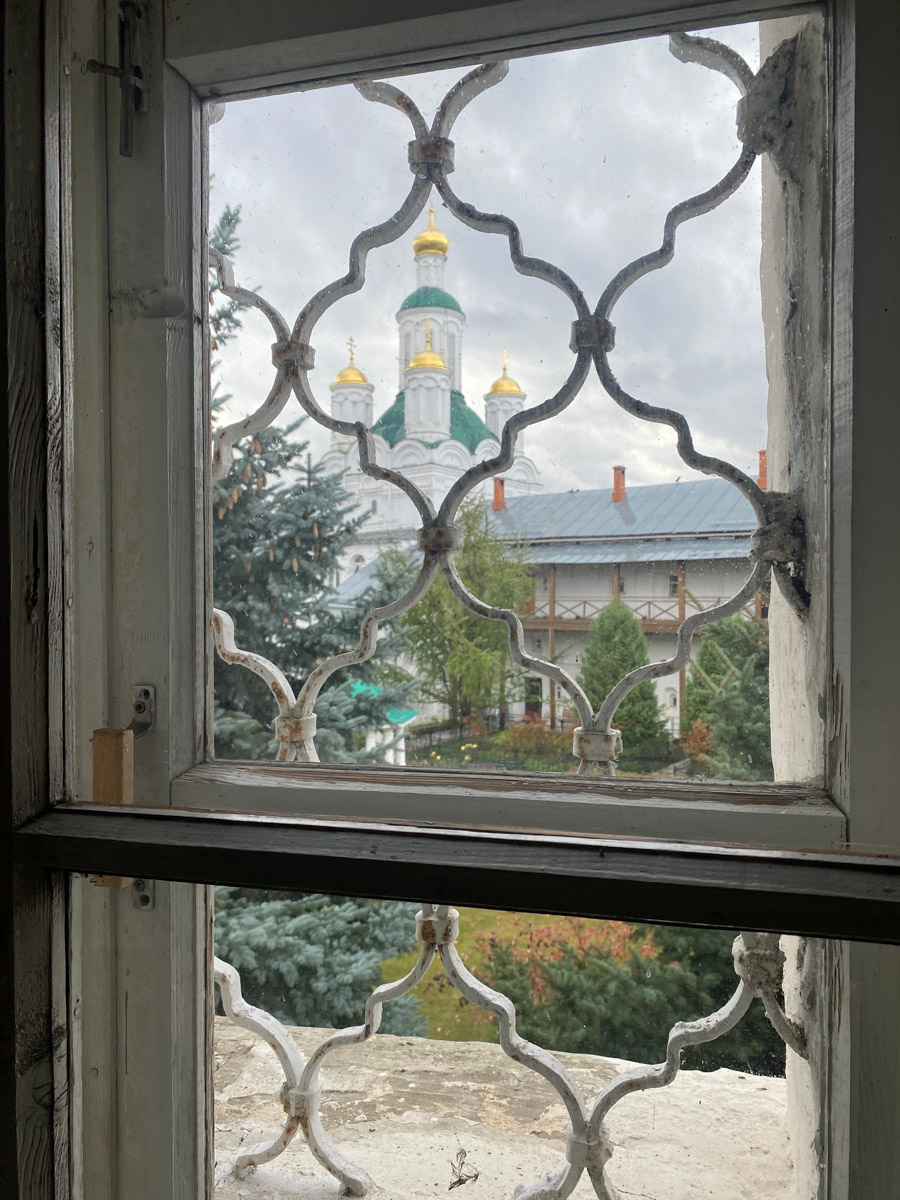 Всего в 100 километрах от Нижнего Новгорода находится чудесный Макарьевский Желтоводский монастырь. Лет триста назад под его стенами шумела знаменитая ярмарка. Сегодня, если плыть по Волге, можно наблюдать, как обитель, словно сказочный Китеж-град, будто вырастает из водной глади. А вот зачем туда приезжала сама Анджелина Джоли и как удобнее добираться до этой необычной локации из Владимира? Расскажем в репортаже «Ключ-Медиа». 