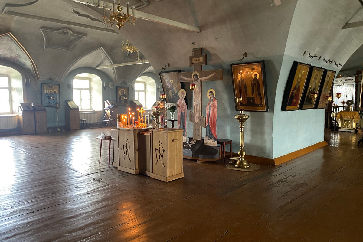 Всего в 100 километрах от Нижнего Новгорода находится чудесный Макарьевский Желтоводский монастырь. Лет триста назад под его стенами шумела знаменитая ярмарка. Сегодня, если плыть по Волге, можно наблюдать, как обитель, словно сказочный Китеж-град, будто вырастает из водной глади. А вот зачем туда приезжала сама Анджелина Джоли и как удобнее добираться до этой необычной локации из Владимира? Расскажем в репортаже «Ключ-Медиа». 