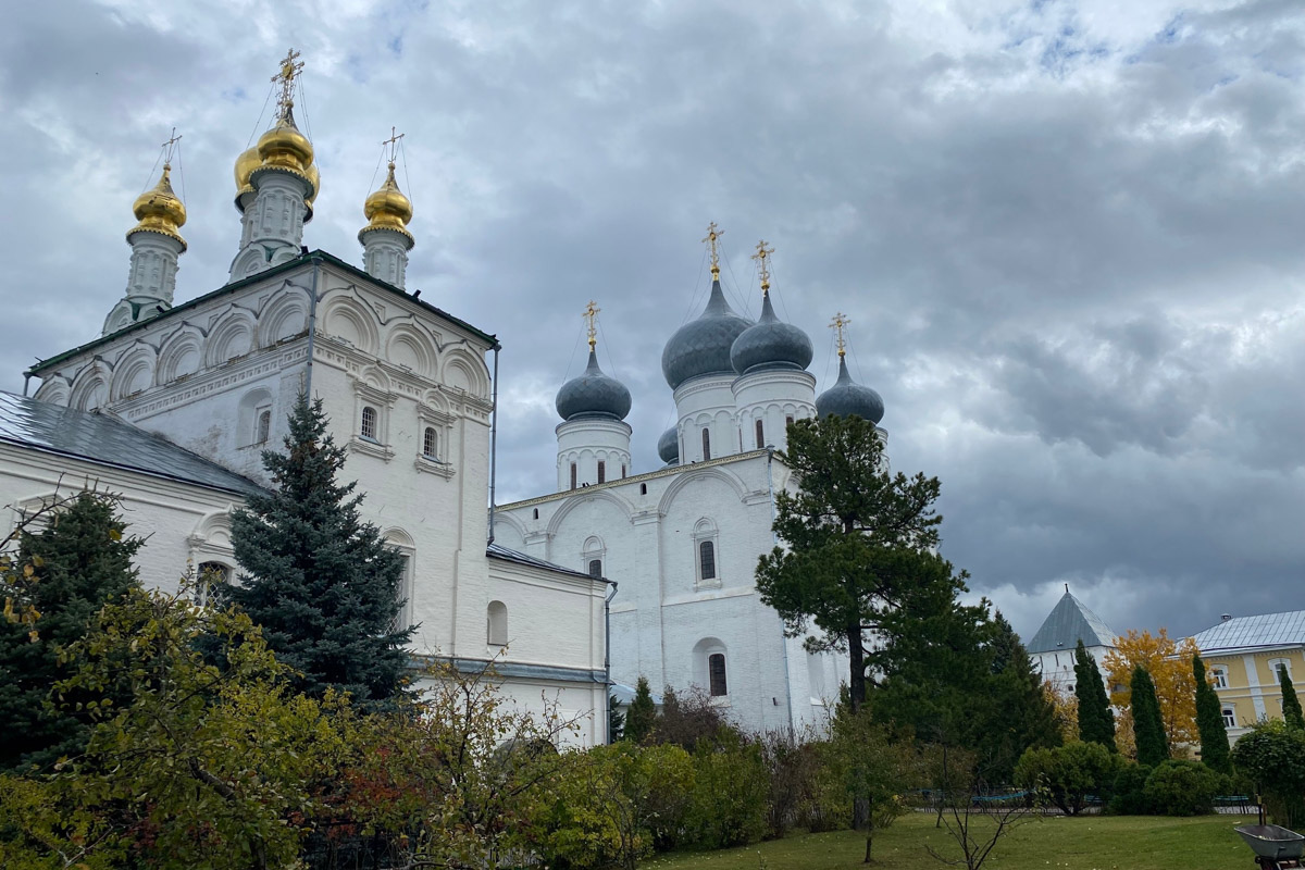Всего в 100 километрах от Нижнего Новгорода находится чудесный Макарьевский Желтоводский монастырь. Лет триста назад под его стенами шумела знаменитая ярмарка. Сегодня, если плыть по Волге, можно наблюдать, как обитель, словно сказочный Китеж-град, будто вырастает из водной глади. А вот зачем туда приезжала сама Анджелина Джоли и как удобнее добираться до этой необычной локации из Владимира? Расскажем в репортаже «Ключ-Медиа». 