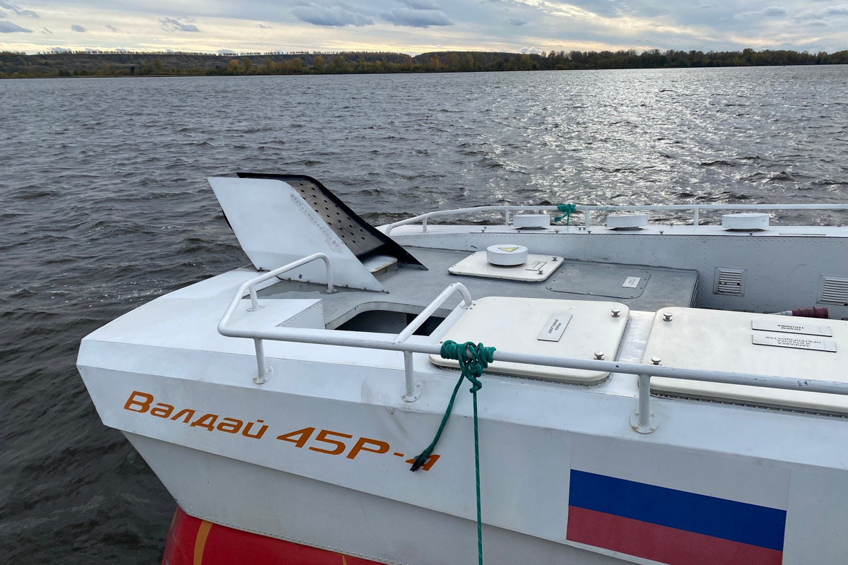 Всего в 100 километрах от Нижнего Новгорода находится чудесный Макарьевский Желтоводский монастырь. Лет триста назад под его стенами шумела знаменитая ярмарка. Сегодня, если плыть по Волге, можно наблюдать, как обитель, словно сказочный Китеж-град, будто вырастает из водной глади. А вот зачем туда приезжала сама Анджелина Джоли и как удобнее добираться до этой необычной локации из Владимира? Расскажем в репортаже «Ключ-Медиа». 