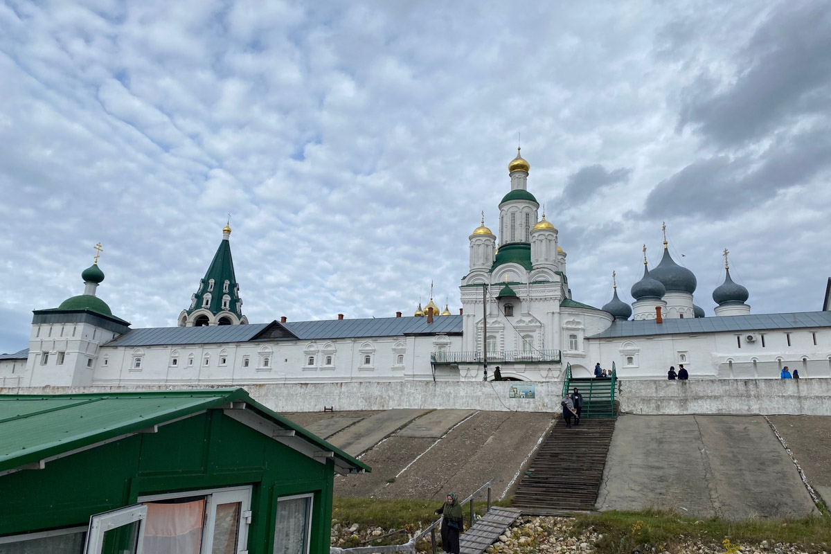 Всего в 100 километрах от Нижнего Новгорода находится чудесный Макарьевский Желтоводский монастырь. Лет триста назад под его стенами шумела знаменитая ярмарка. Сегодня, если плыть по Волге, можно наблюдать, как обитель, словно сказочный Китеж-град, будто вырастает из водной глади. А вот зачем туда приезжала сама Анджелина Джоли и как удобнее добираться до этой необычной локации из Владимира? Расскажем в репортаже «Ключ-Медиа». 