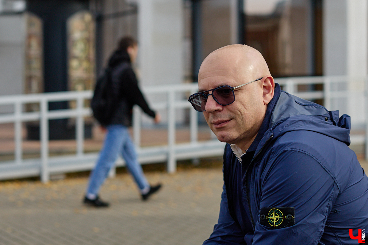 Аниелло Сальваторе родился в южном пригороде Неаполя. Почти 20 лет назад жизнь итальянца сделала лихой поворот, и он оказался в Курлове Гусь-Хрустального района. Позже наш герой перебрался во Владимир, где и проживает с 2010 года. В подобные истории верится с трудом. Чтобы развеять любые сомнения, «Ключ-Медиа» задал улыбчивому человеку животрепещущие вопросы.