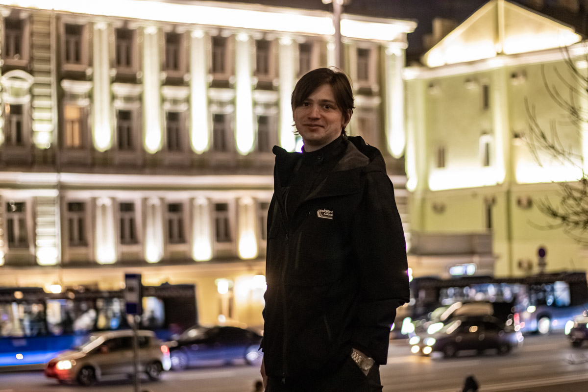 Согласитесь, многие владимирцы задумывались о переезде в столицу. Москва соблазняет работой и возможностями, но не все рискуют окунуться в ее бешеный ритм. А вязниковец Дмитрий Мирный рискнул! Сейчас 28-летний молодой человек работает в главной библиотеке страны — Российской государственной библиотеке, или, как говорят в народе, в Ленинке. «Ключ-Медиа» поговорил с юношей о том, как случайное приглашение привело его в место, которое он сам считал мистическим.