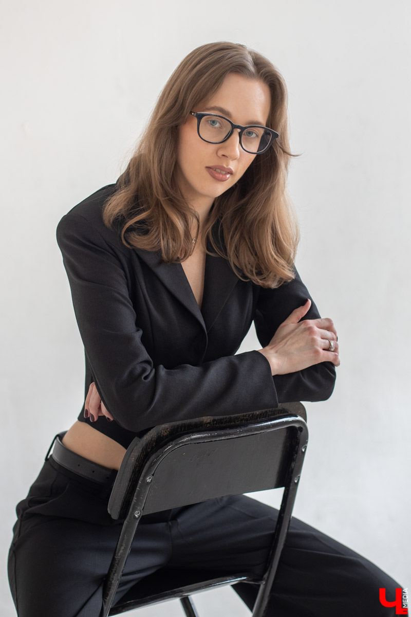 Элегантный, дерзкий и минималистичный. Именно так описывает свой стиль блогер из Владимира Елизавета Корешкова. Если познакомиться с гардеробом девушки поближе, то сразу станет понятно: она не из тех, кто боится экспериментов с текстурами и длиной! Это девушка доказала и во время показа своих самых любимых луков. Мы не смогли устоять и запечатлели их все!