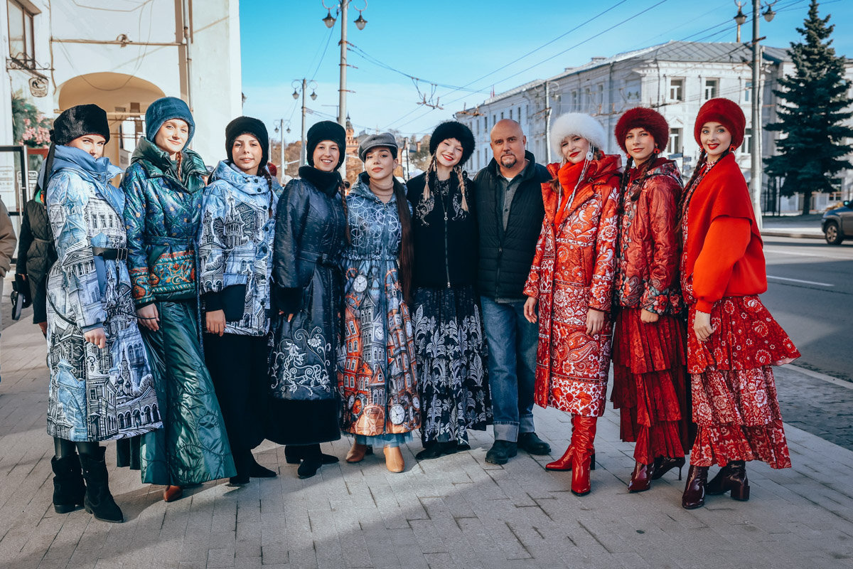 Во Владимире презентовали новую коллекцию дизайнерской верхней одежды. Художники-модельеры вдохновились юбилеем Золотого кольца России и создали капсулы, посвященные городам популярного маршрута. Моделями стали местные студентки. Прежде чем пройтись по подиуму, девушки совершили фотопрогулку по историческому центру Владимира. Столь необычный флешмоб привлек внимание жителей города и туристов.