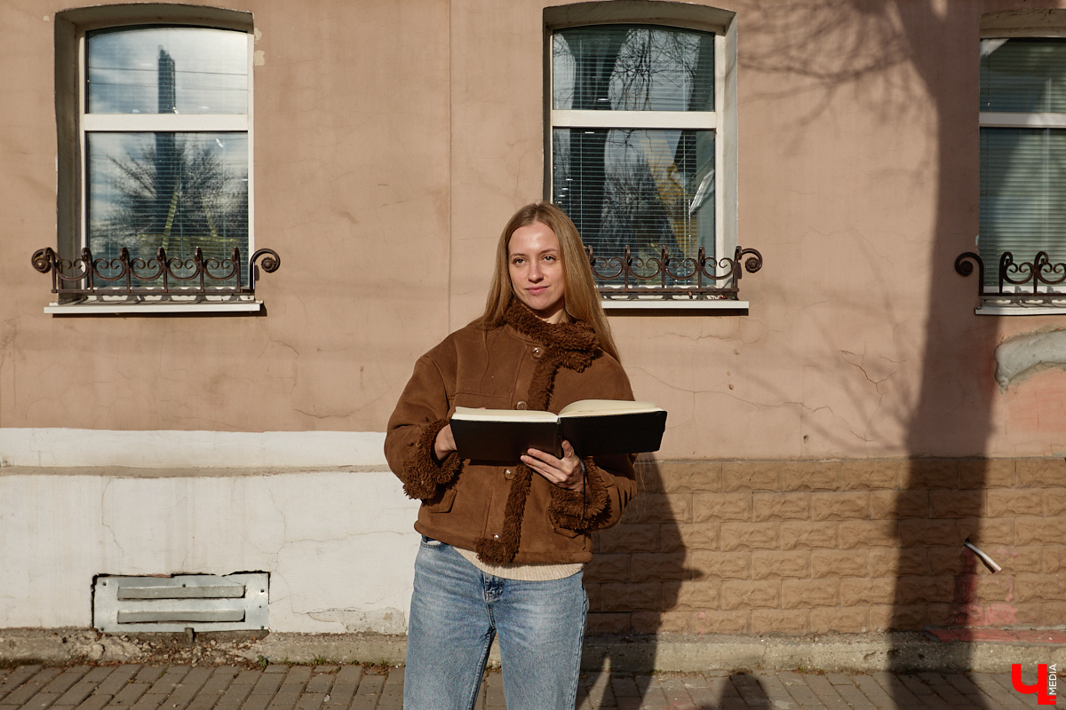 С каждым годом город теряет всё больше ценных строений. Без должного внимания деревянные здания приходят в негодность, подвергаются пожарам, каменные разрушаются под натиском времени и погоды. На днях центр лишился еще двух строений, а сейчас готовится попрощаться с третьим. Мы предложили владимирскому скетчеру запечатлеть на бумаге то, что ковши экскаваторов стирают навсегда.
