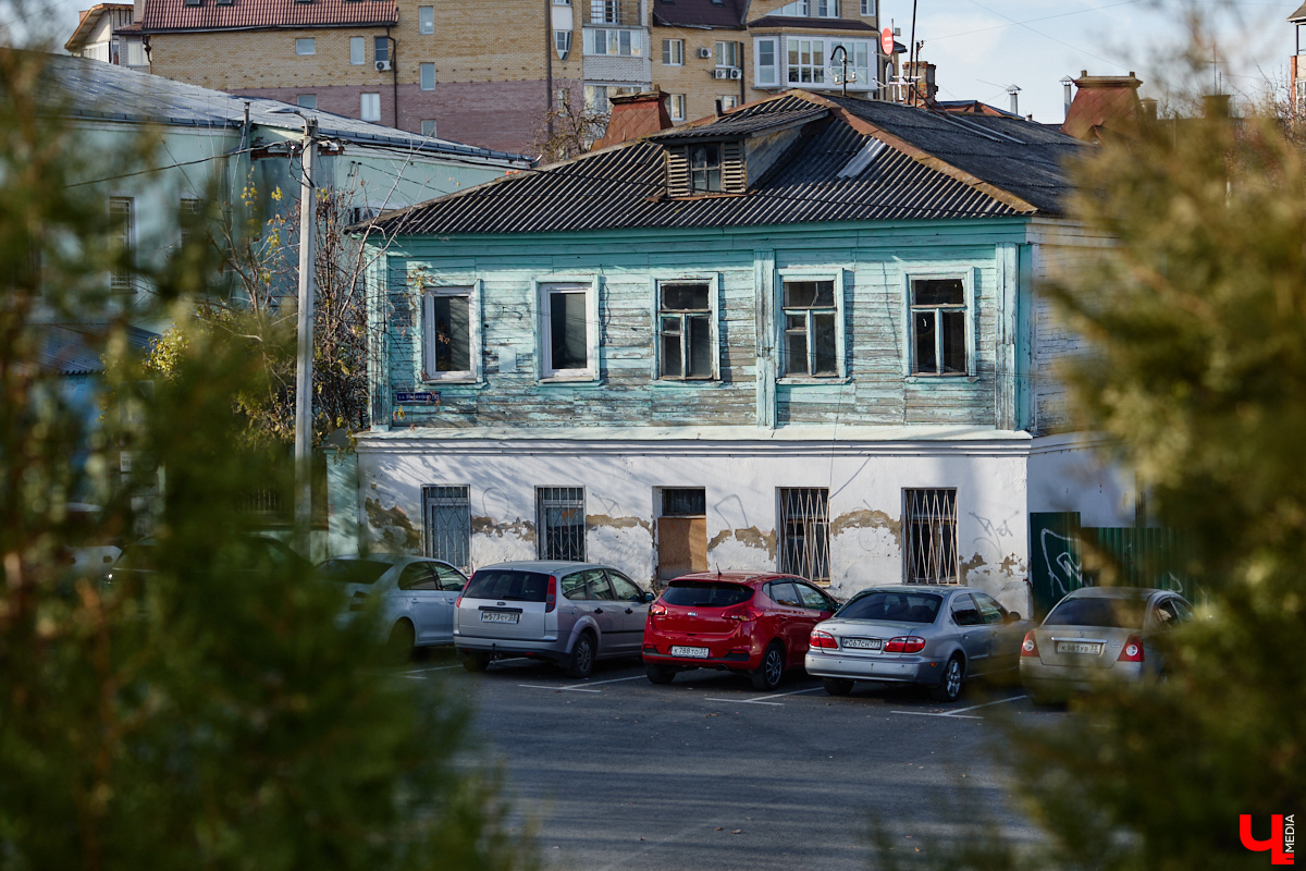 С каждым годом город теряет всё больше ценных строений. Без должного внимания деревянные здания приходят в негодность, подвергаются пожарам, каменные разрушаются под натиском времени и погоды. На днях центр лишился еще двух строений, а сейчас готовится попрощаться с третьим. Мы предложили владимирскому скетчеру запечатлеть на бумаге то, что ковши экскаваторов стирают навсегда.