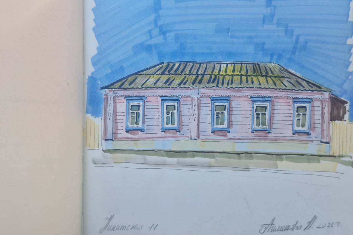 С каждым годом город теряет всё больше ценных строений. Без должного внимания деревянные здания приходят в негодность, подвергаются пожарам, каменные разрушаются под натиском времени и погоды. На днях центр лишился еще двух строений, а сейчас готовится попрощаться с третьим. Мы предложили владимирскому скетчеру запечатлеть на бумаге то, что ковши экскаваторов стирают навсегда.